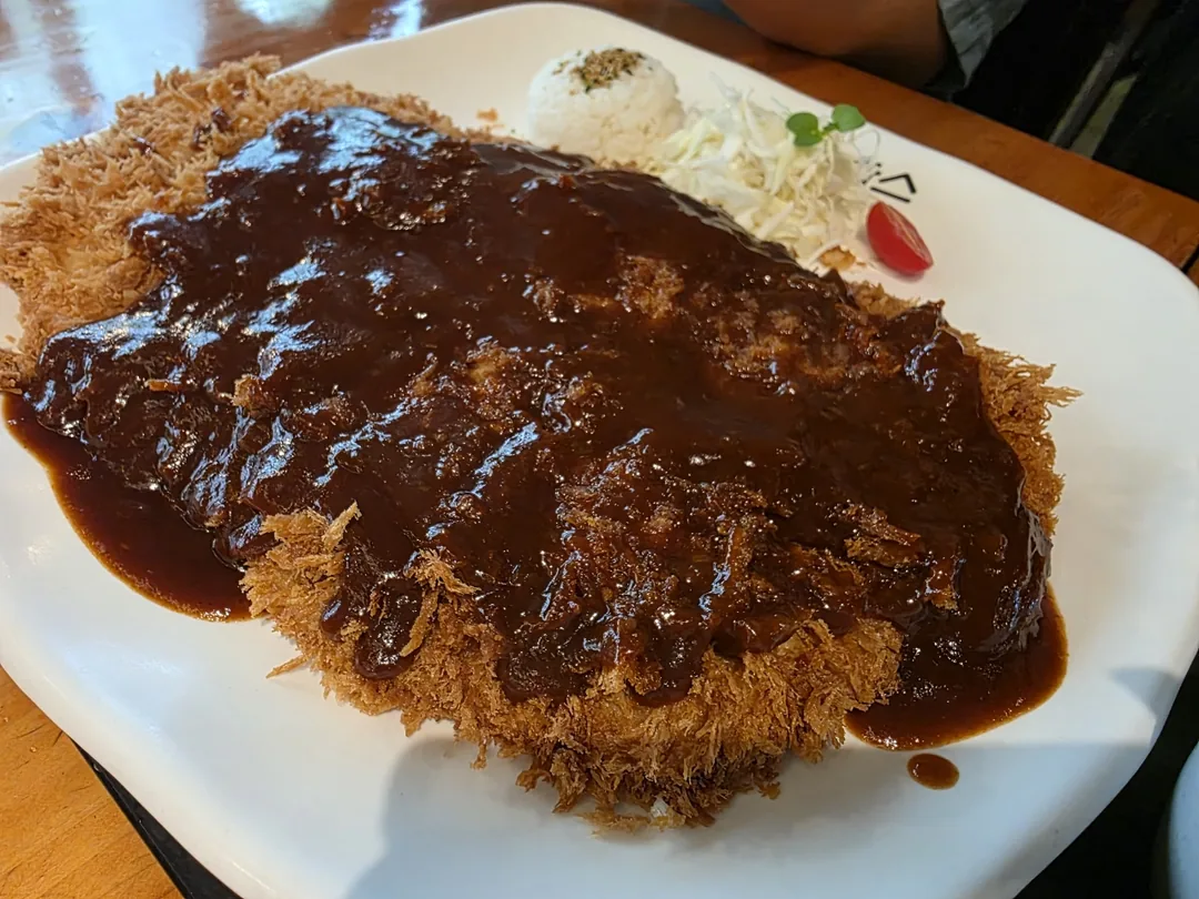 Bữa trưa là thịt heo chiên xù tonkatsu