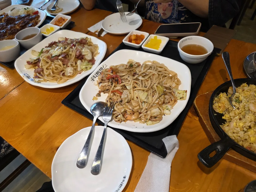 Bữa trưa là thịt heo chiên xù tonkatsu