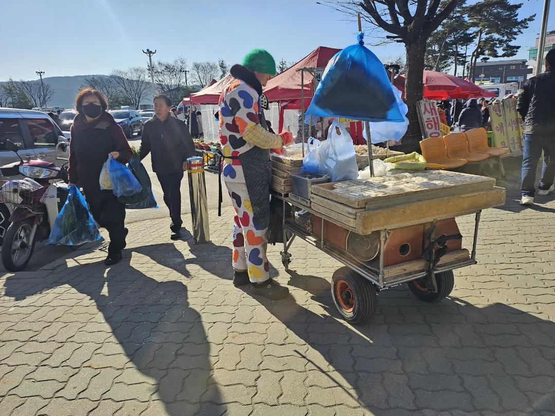 🇰🇷Chợ Punmul Ganghwa, chỉ nghĩ đến món bandaengi (cá trích muối) ngon lành thôi mà đã ứa nước miếng rồi~😁