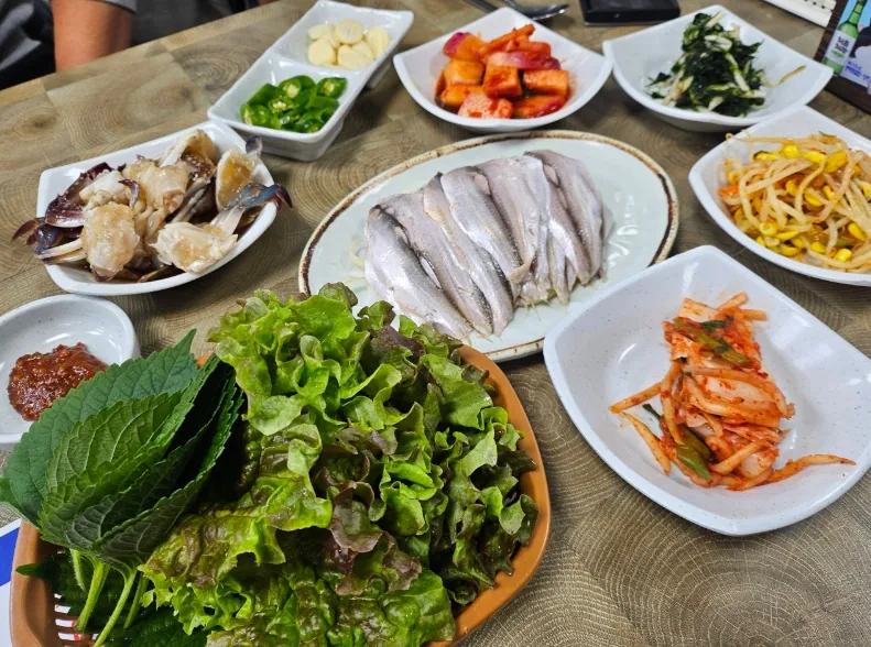 🇰🇷Chợ Punmul Ganghwa, chỉ nghĩ đến món bandaengi (cá trích muối) ngon lành thôi mà đã ứa nước miếng rồi~😁