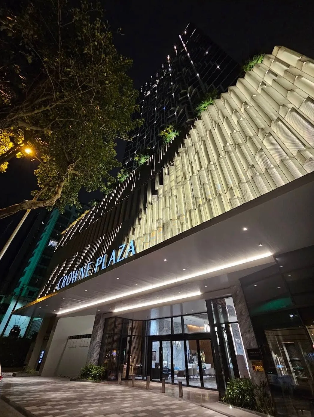 🇻🇳(Bài đánh giá) Tiện nghi, dịch vụ của Bay Capital Da Nang Hotel (= Crowne Plaza Đà Nẵng City Centre)