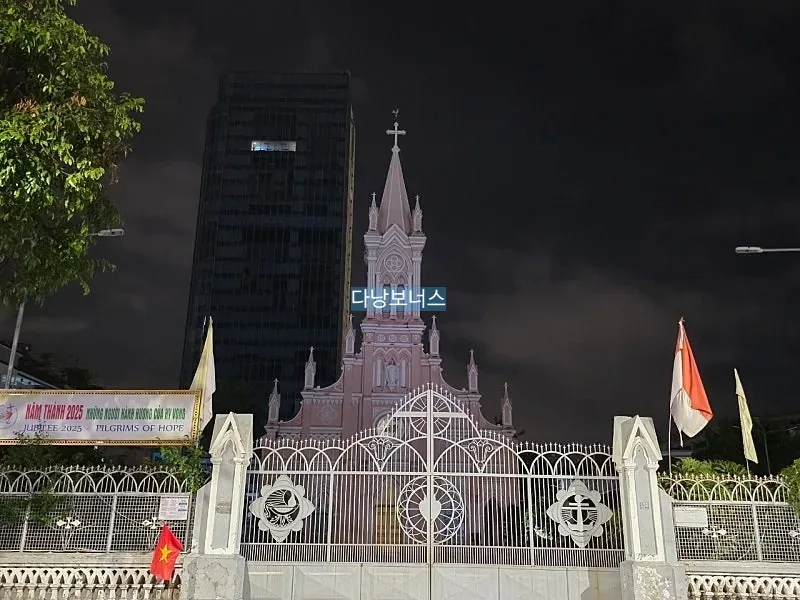 🇻🇳 Nhà thờ màu hồng đã tắt đèn