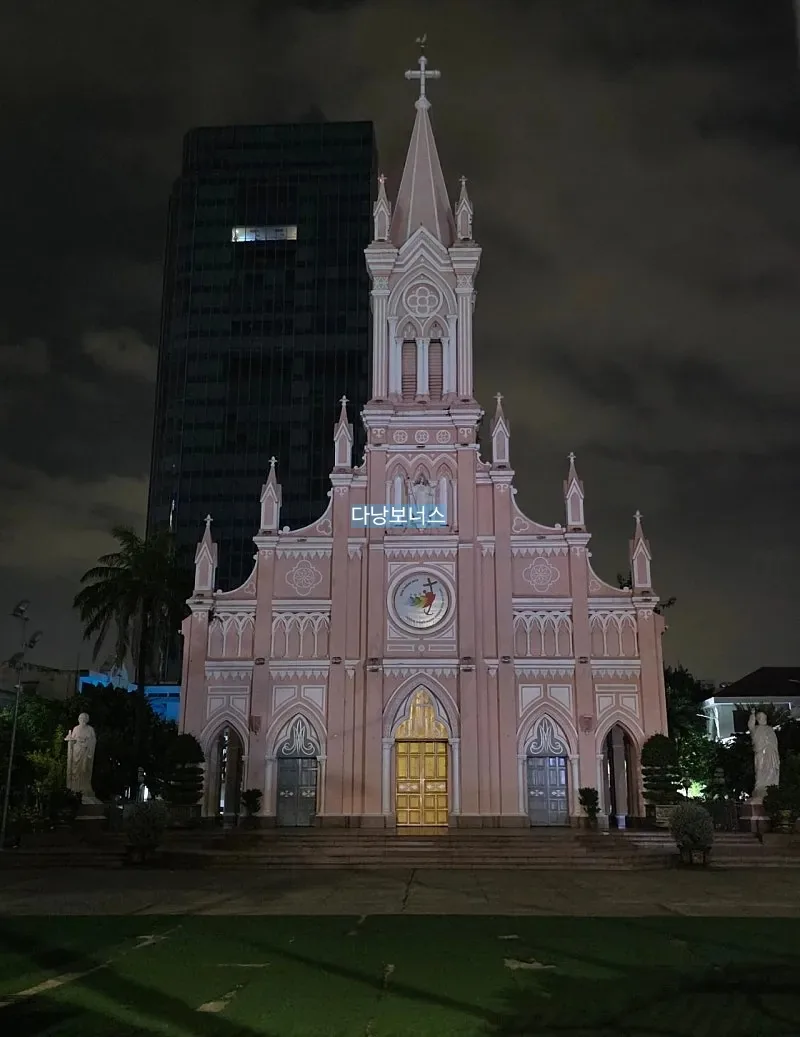 🇻🇳 Nhà thờ màu hồng đã tắt đèn