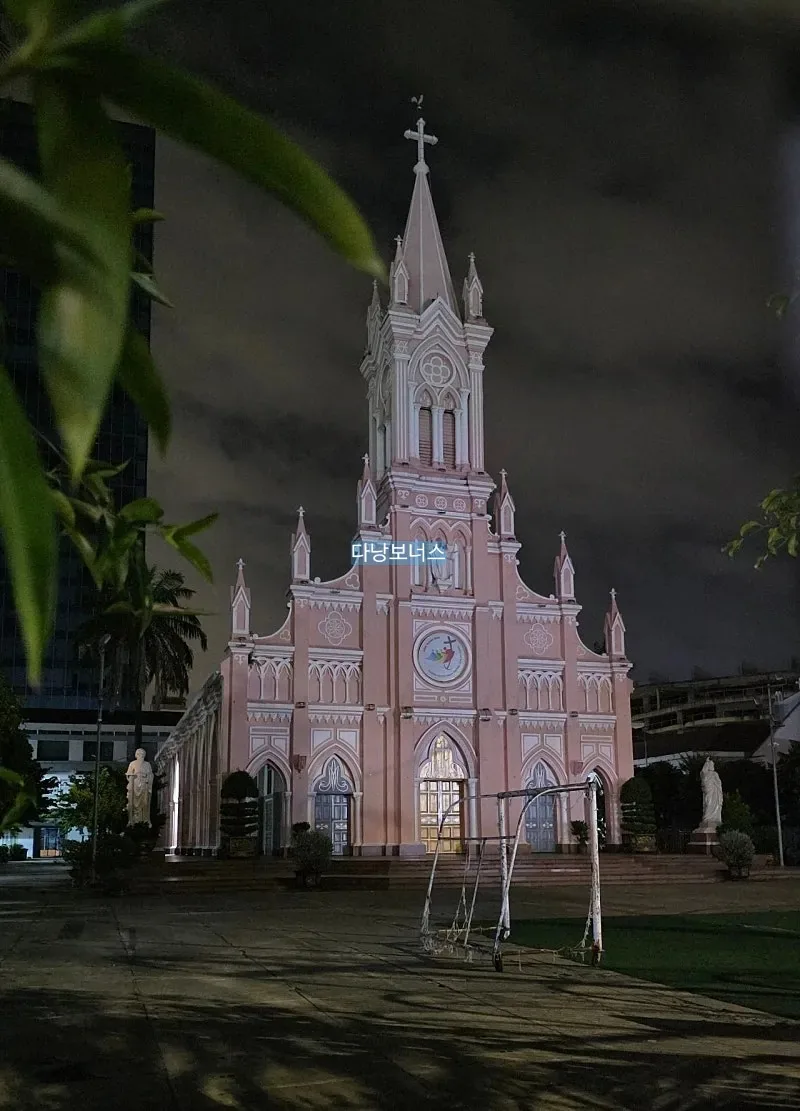 🇻🇳 Nhà thờ màu hồng đã tắt đèn