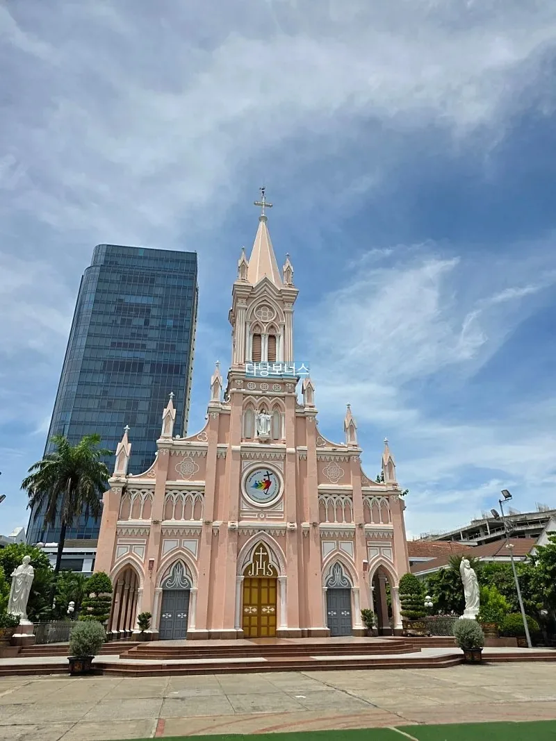 🇻🇳 Nhà thờ hồng dưới bầu trời trong xanh