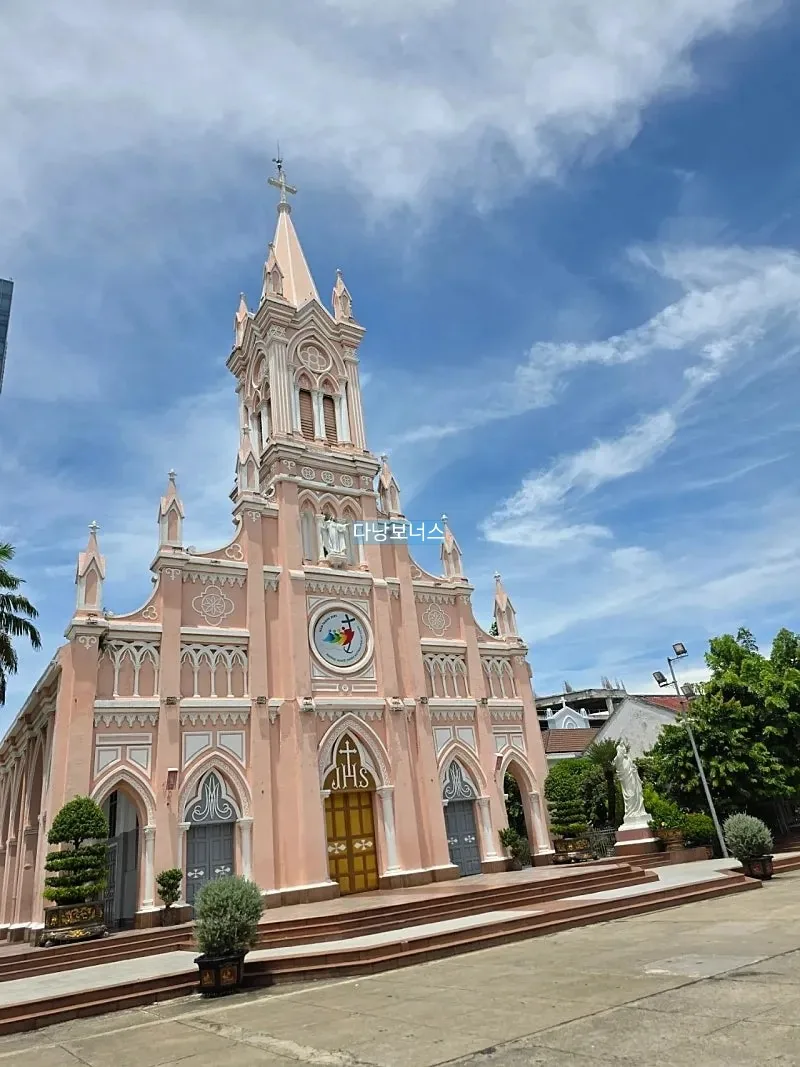 🇻🇳 Nhà thờ hồng dưới bầu trời trong xanh