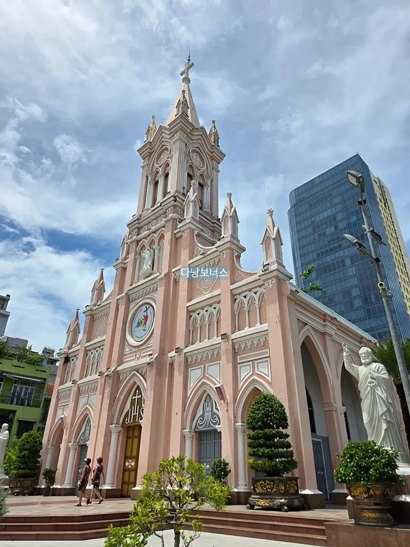 🇻🇳 Nhà thờ hồng dưới bầu trời trong xanh