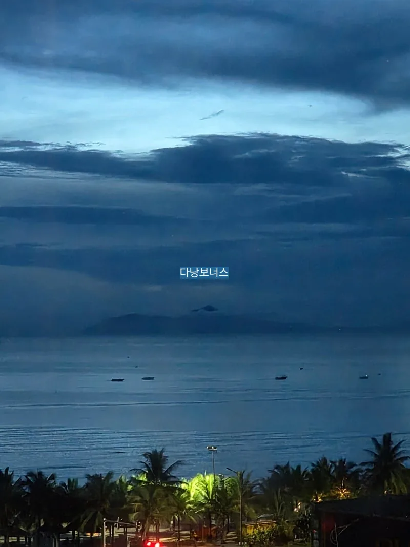 🇻🇳 Bình minh ở bãi biển Mỹ Khê