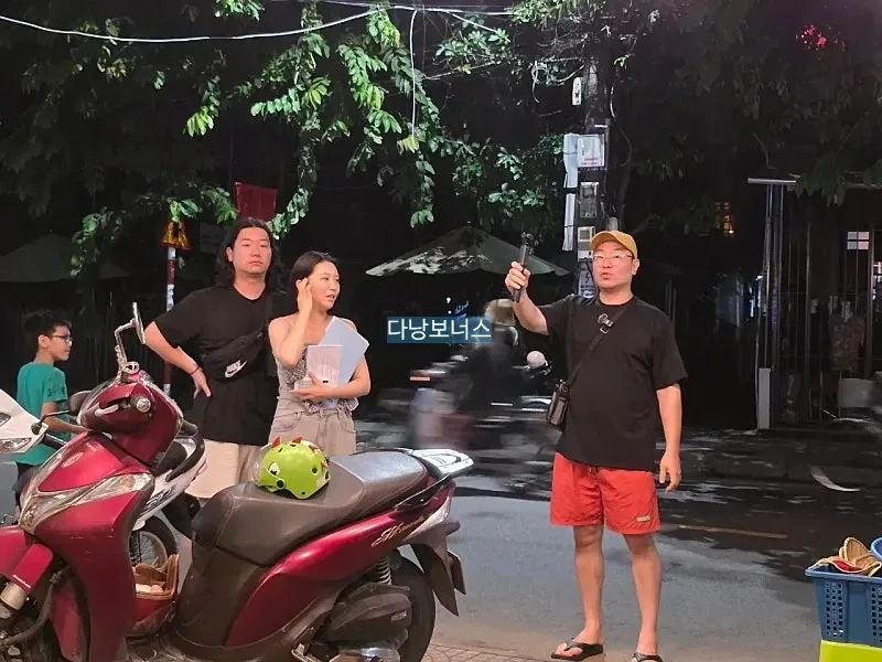 Vậy mà lại quay phim nữa chứ!