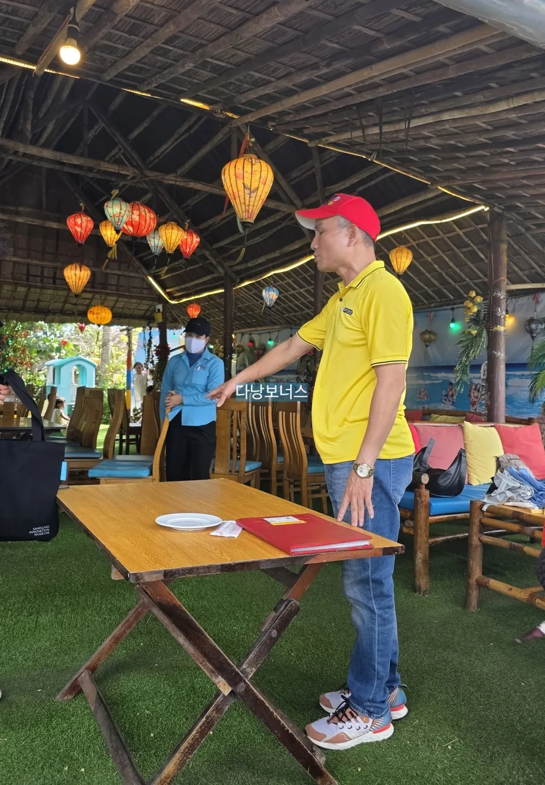 Anh hướng dẫn viên địa phương Đà Nẵng mà tôi gặp ở La Plage 👻🇻🇳!