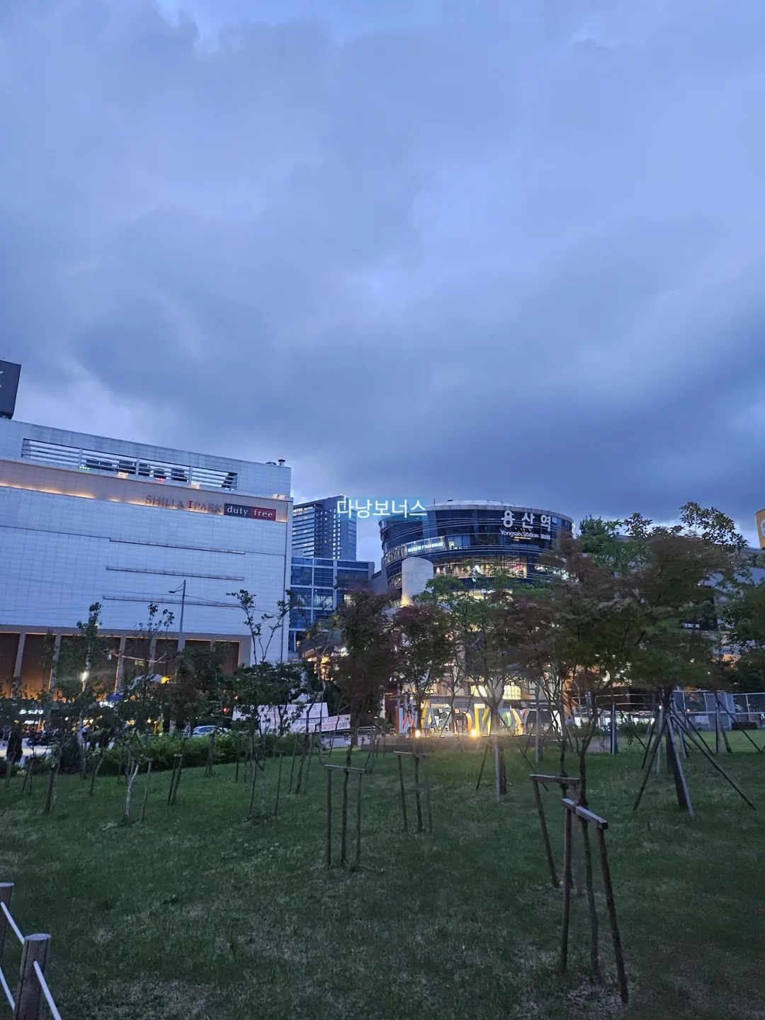 🇰🇷 Hãy rót rượu và kết bạn tại cầu Yongjak nhé (cực kỳ khuyến khích)