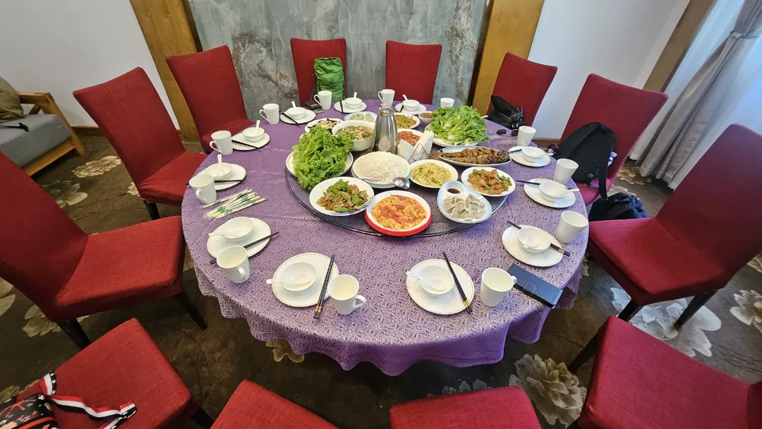 🇨🇳 Đã được ngắm hồ Thiên Trì trên núi Bạch Đầu rồi thì phải mở tiệc ăn mừng chứ!
