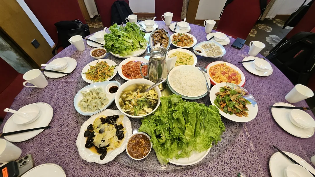 🇨🇳 Đã được ngắm hồ Thiên Trì trên núi Bạch Đầu rồi thì phải mở tiệc ăn mừng chứ!