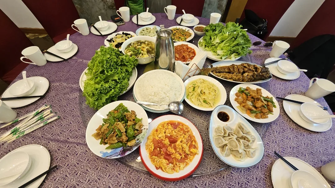 🇨🇳 Đã được ngắm hồ Thiên Trì trên núi Bạch Đầu rồi thì phải mở tiệc ăn mừng chứ!
