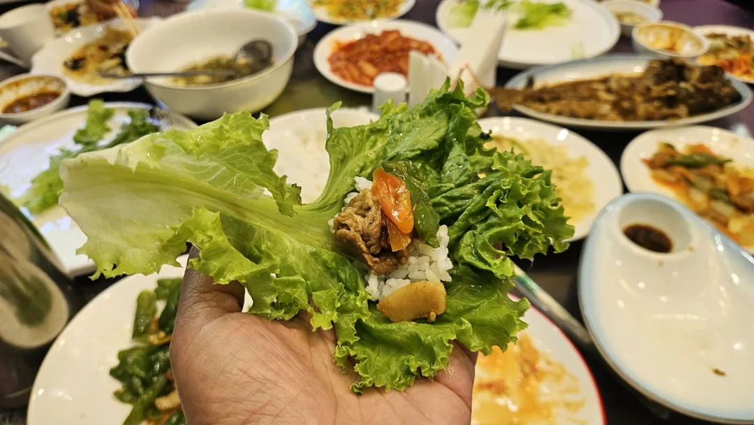 🇨🇳 Đã được ngắm hồ Thiên Trì trên núi Bạch Đầu rồi thì phải mở tiệc ăn mừng chứ!