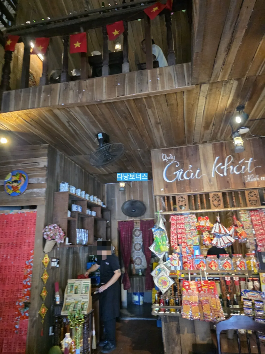 🇻🇳Quán cà phê nhà gỗ xinh xắn đầy ắp người dân địa phương