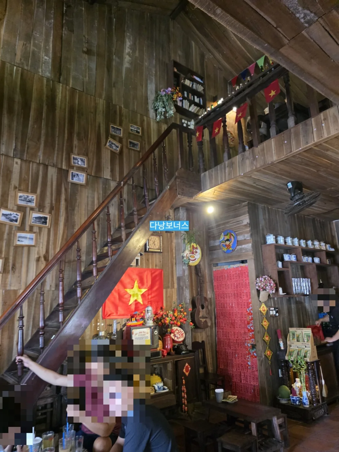 🇻🇳Quán cà phê nhà gỗ xinh xắn đầy ắp người dân địa phương