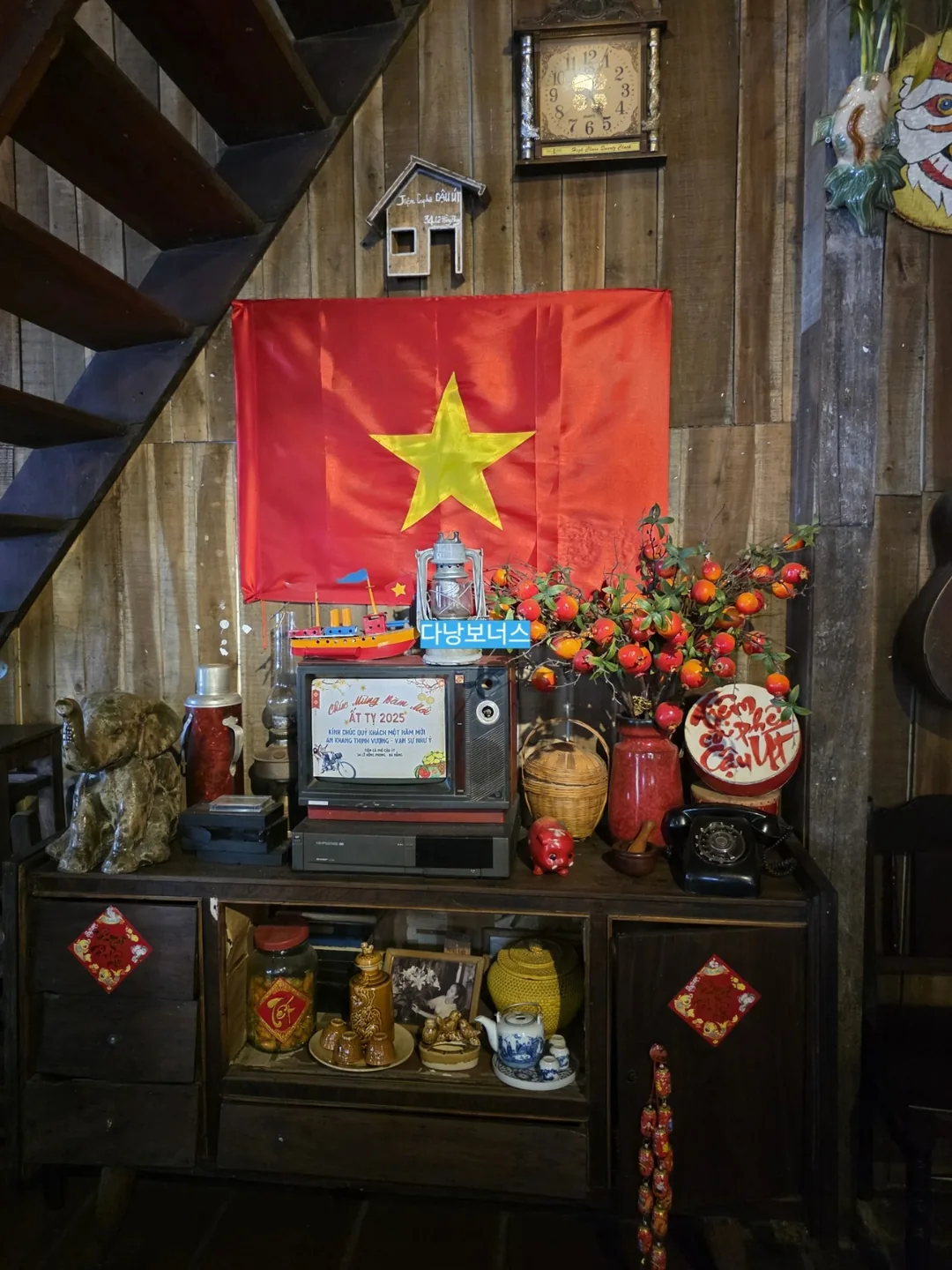 🇻🇳Quán cà phê nhà gỗ xinh xắn đầy ắp người dân địa phương