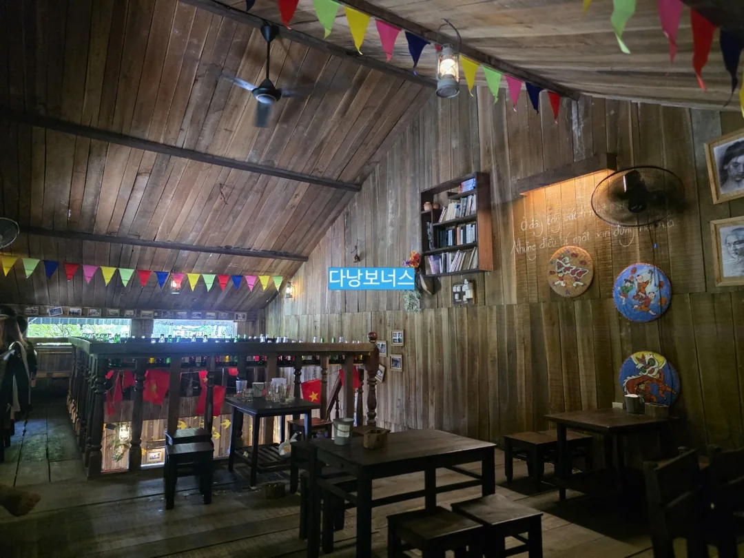 🇻🇳Quán cà phê nhà gỗ xinh xắn đầy ắp người dân địa phương