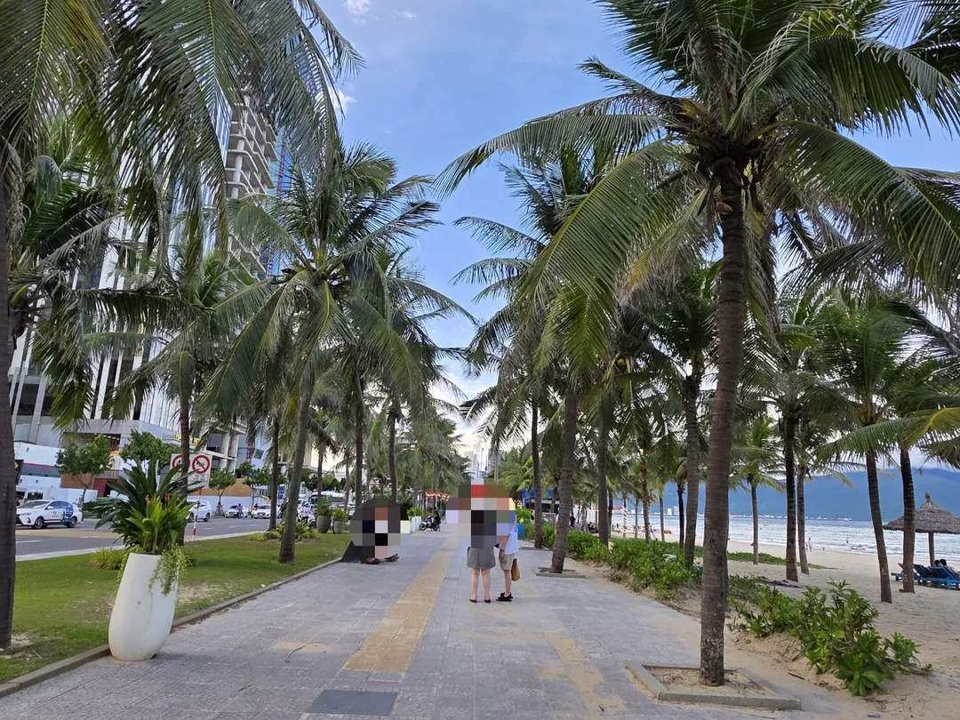 🇻🇳 Dạo bộ buổi tối tuyệt đẹp ở bãi biển Mỹ Khê (ft. zoom 100x)