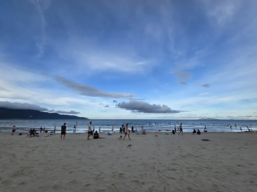 🇻🇳 Dạo bộ buổi tối tuyệt đẹp ở bãi biển Mỹ Khê (ft. zoom 100x)