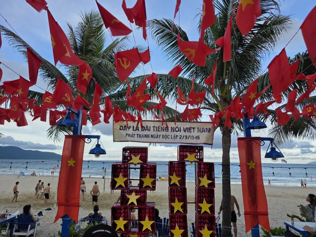 🇻🇳 Dạo bộ buổi tối tuyệt đẹp ở bãi biển Mỹ Khê (ft. zoom 100x)