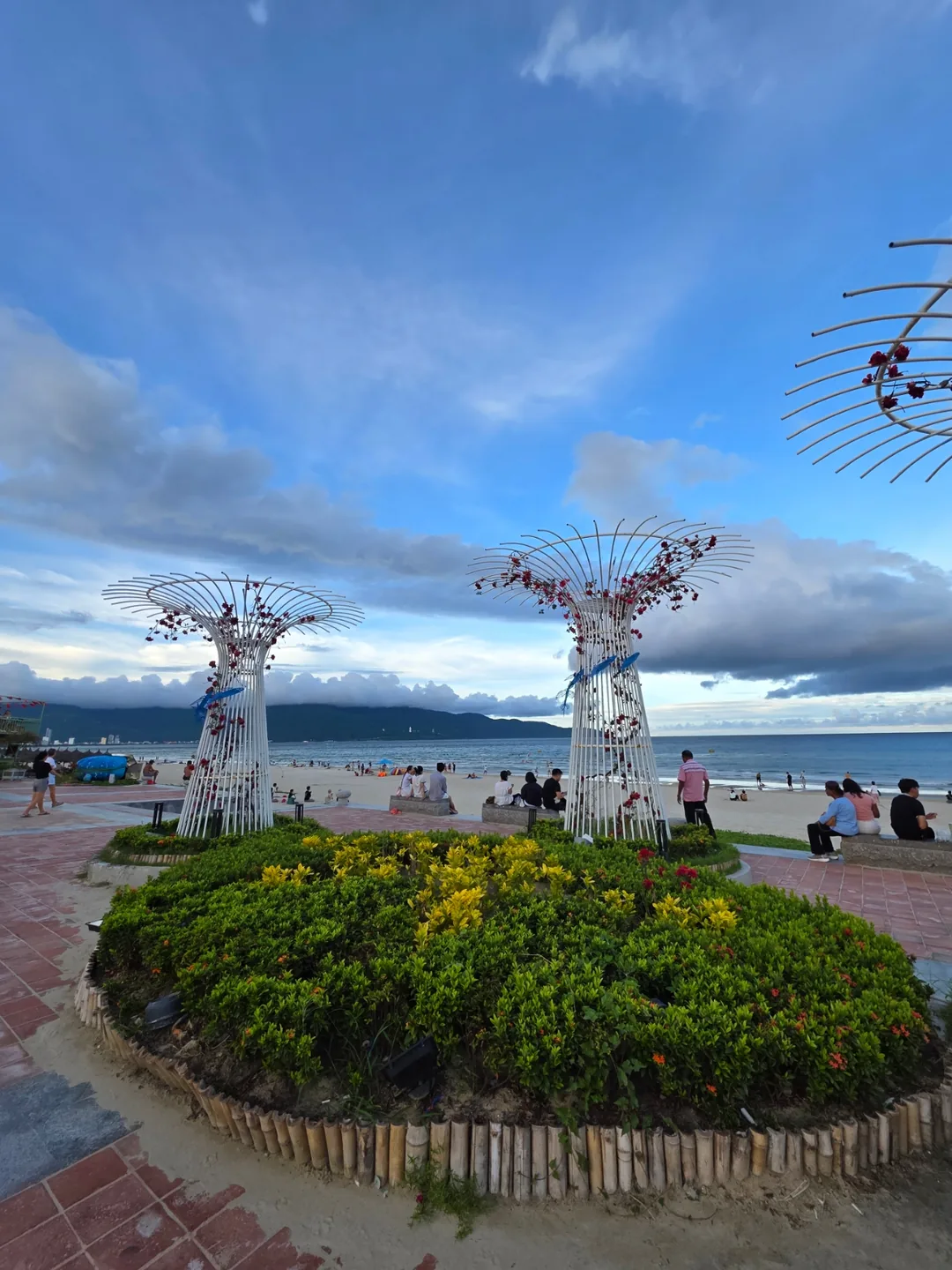🇻🇳 Dạo bộ buổi tối tuyệt đẹp ở bãi biển Mỹ Khê (ft. zoom 100x)