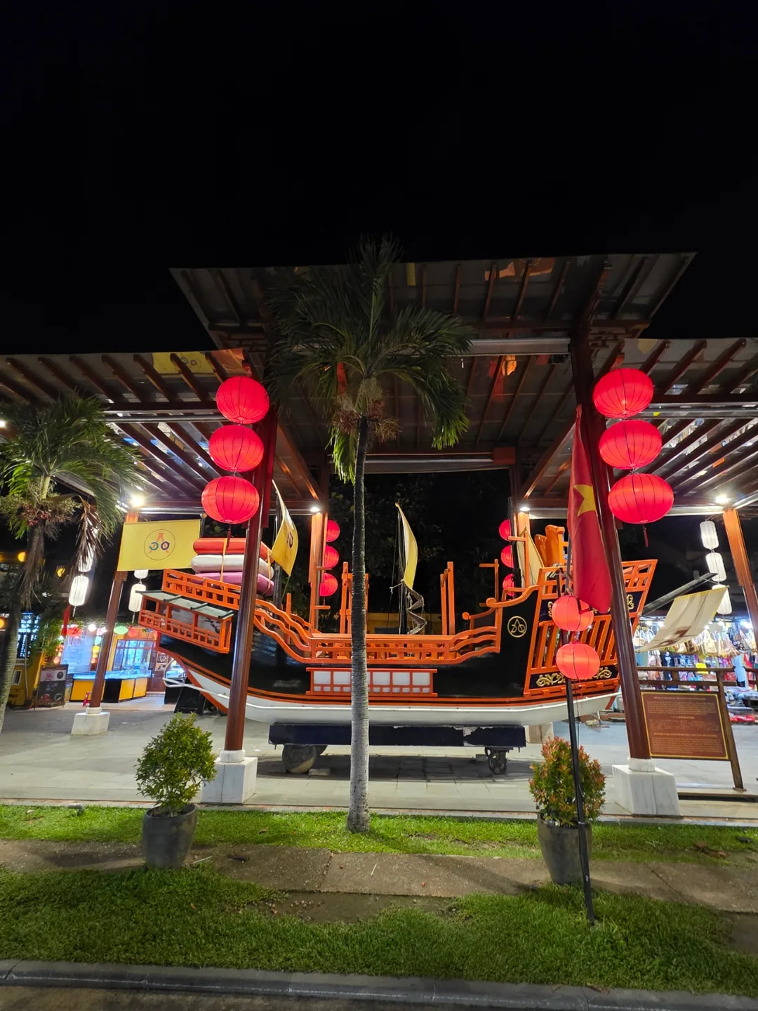 🇻🇳 Đêm phố cổ Hội An ngập tràn ánh sáng và lãng mạn