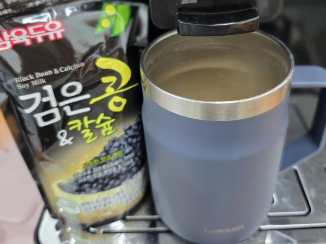 Latte buổi sáng~! Đang pha đây~!