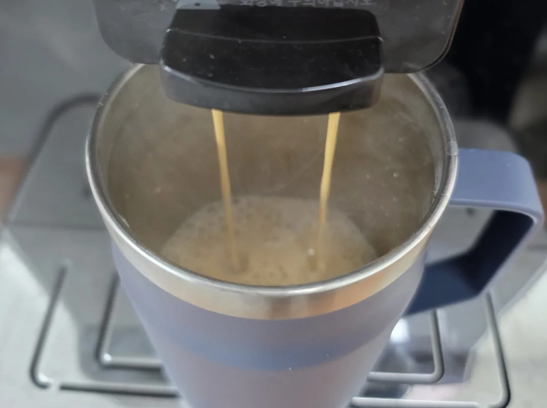 Latte buổi sáng~! Đang pha đây~!
