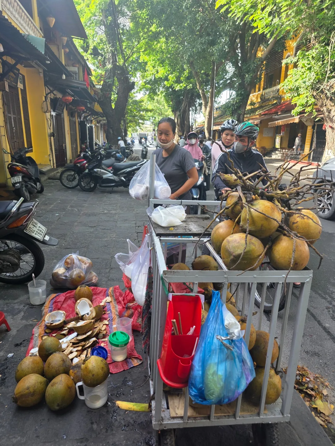 🇻🇳 Hòa mình vào cuộc sống thường ngày của người dân địa phương, một ly dừa thưởng thức ở Hội An