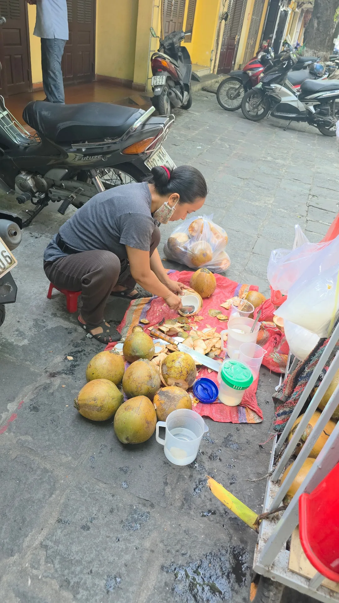 🇻🇳 Hòa mình vào cuộc sống thường ngày của người dân địa phương, một ly dừa thưởng thức ở Hội An