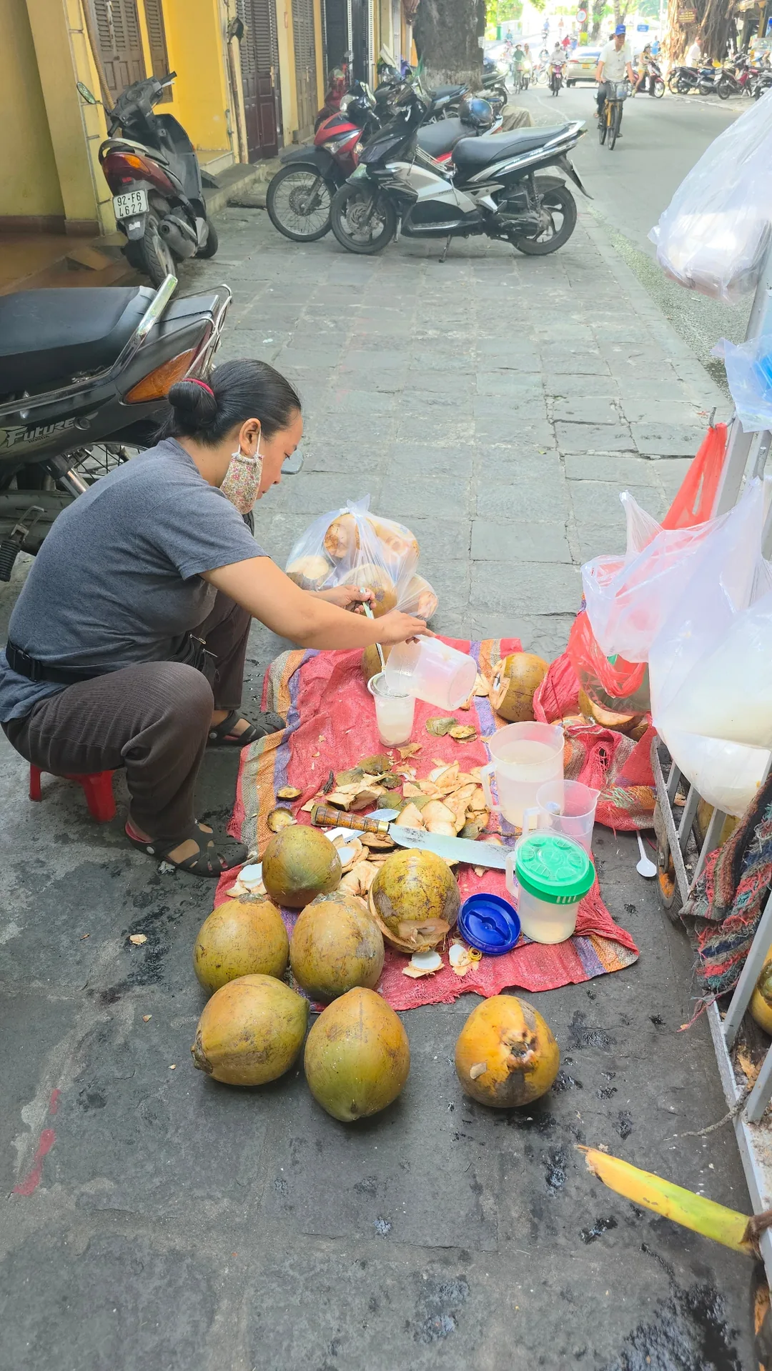 🇻🇳 Hòa mình vào cuộc sống thường ngày của người dân địa phương, một ly dừa thưởng thức ở Hội An