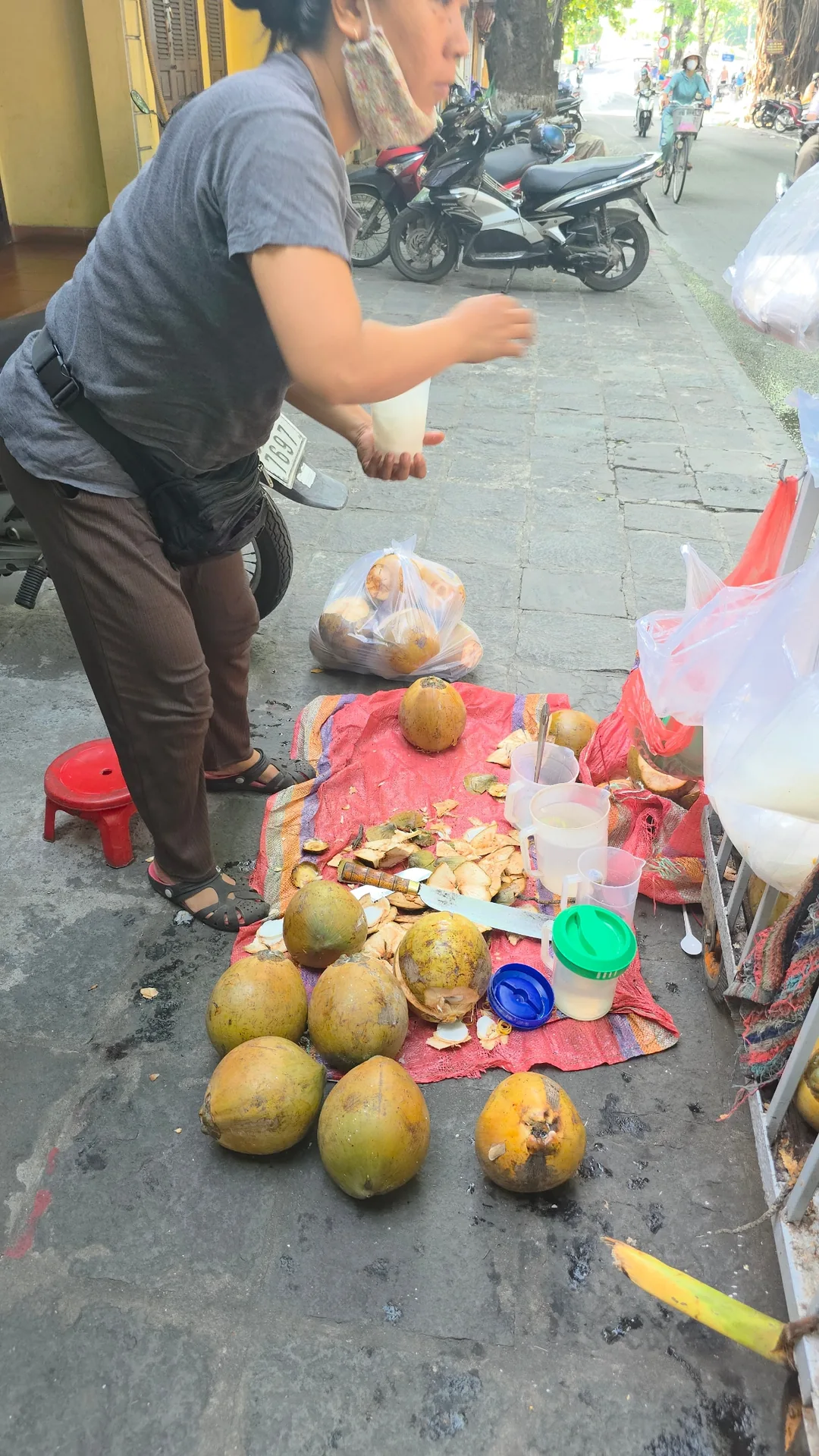 🇻🇳 Hòa mình vào cuộc sống thường ngày của người dân địa phương, một ly dừa thưởng thức ở Hội An