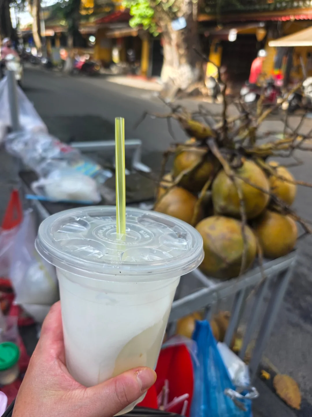 🇻🇳 Hòa mình vào cuộc sống thường ngày của người dân địa phương, một ly dừa thưởng thức ở Hội An