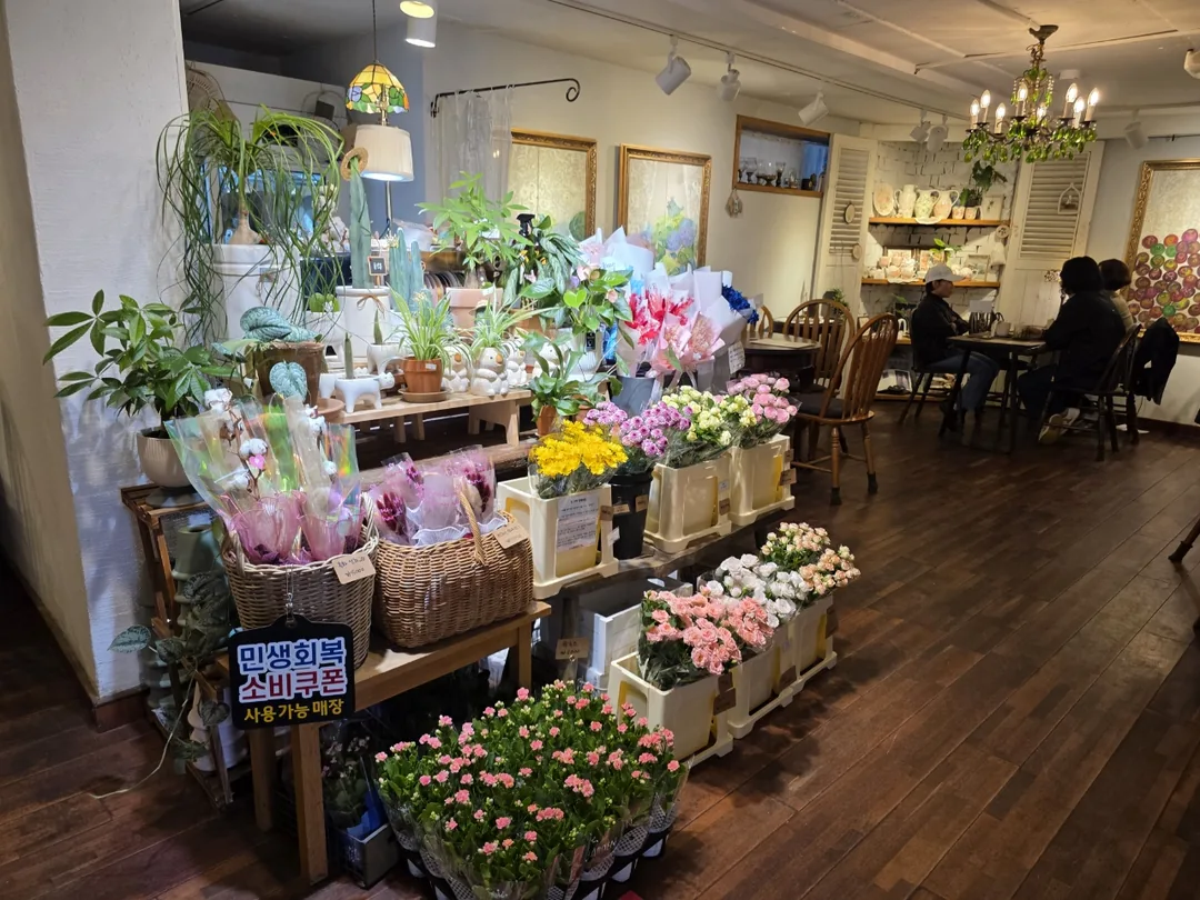 🇰🇷Quán cà phê xinh xắn và đáng yêu~ Vườn Rose Stella