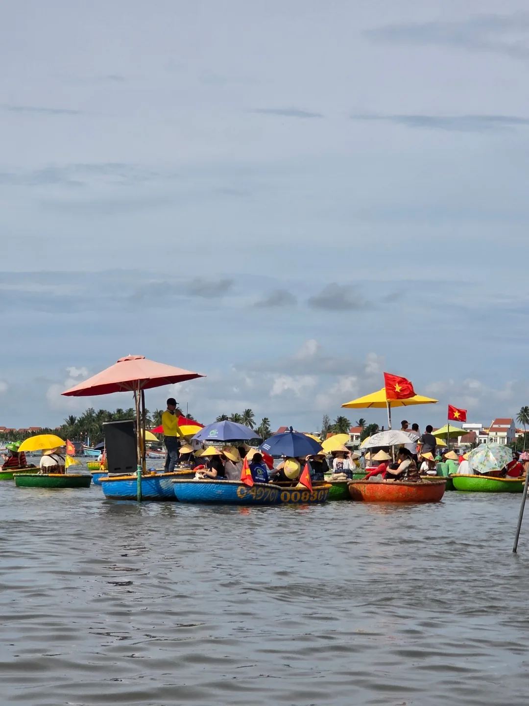 🇻🇳Ai đã từng một mình chèo thuyền thúng dừa chưa? Là tôi đây~!!🤣