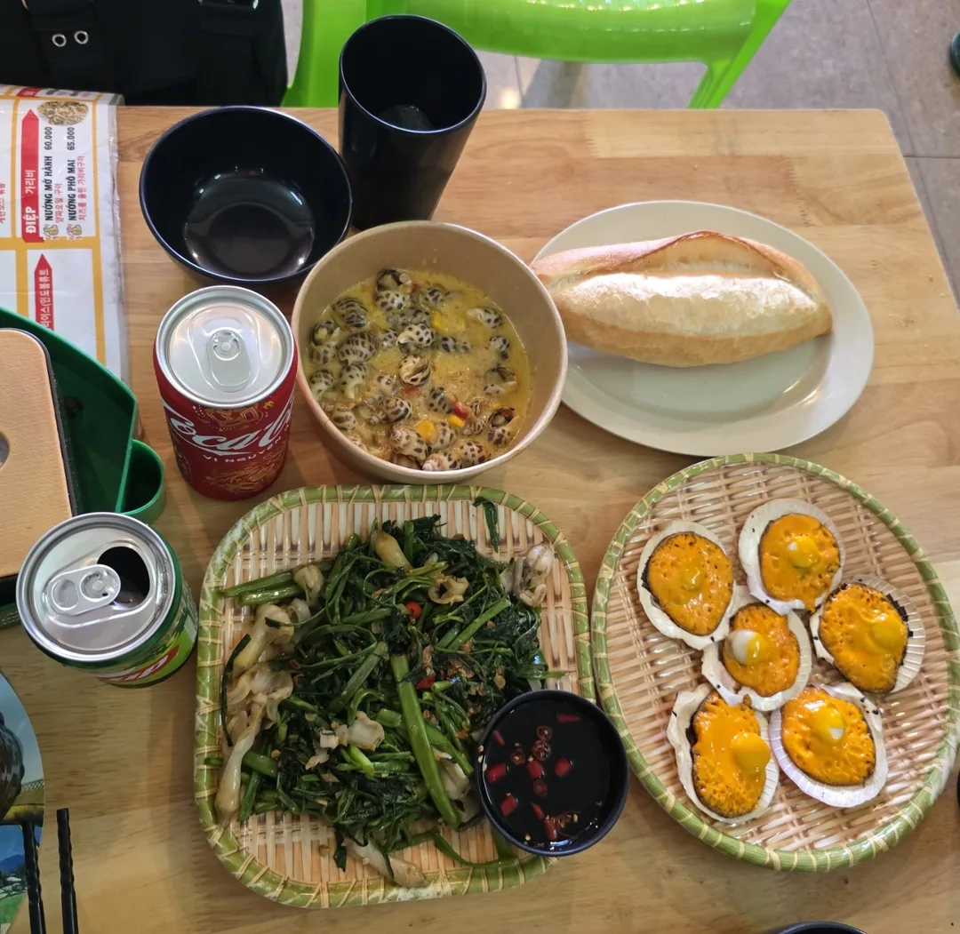 ✈️Hôm nay cũng đang mukbang nè~