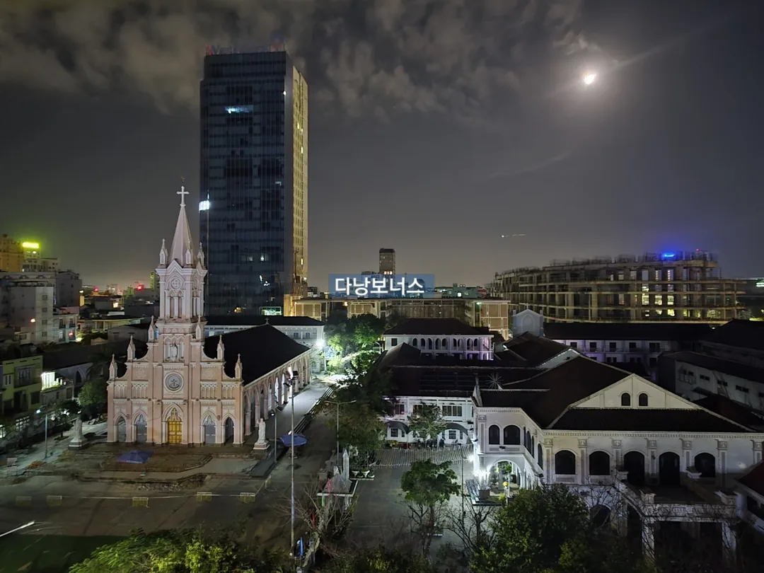🇻🇳 Chuyến du lịch Đà Nẵng của ba mẹ con_ Nhà thờ hồng, tựa như ánh trăng được mây vẽ nên