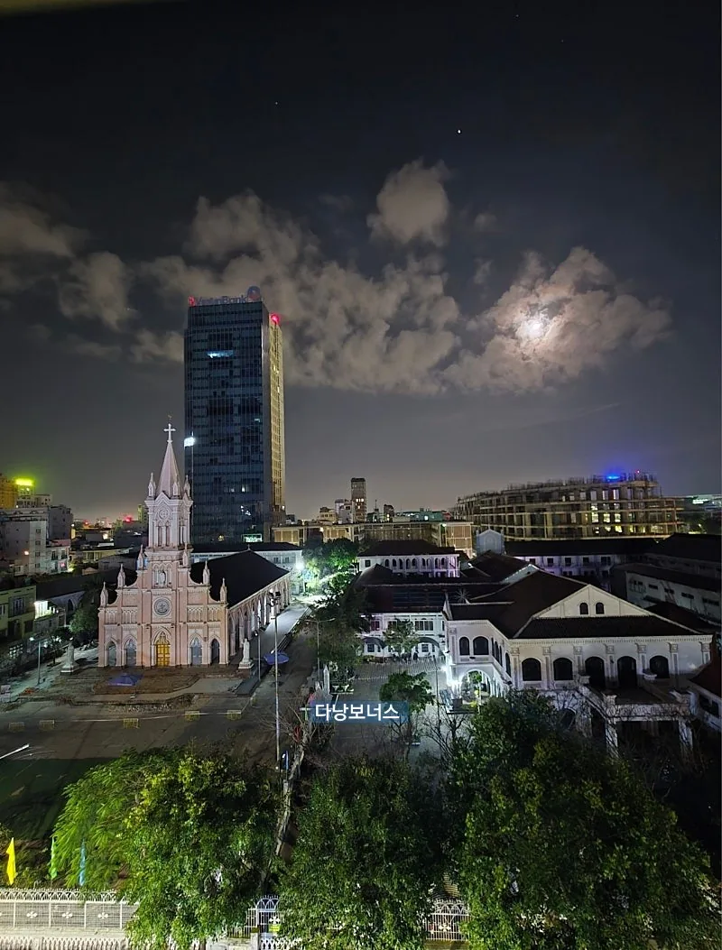 🇻🇳 Chuyến du lịch Đà Nẵng của ba mẹ con_ Nhà thờ hồng, tựa như ánh trăng được mây vẽ nên