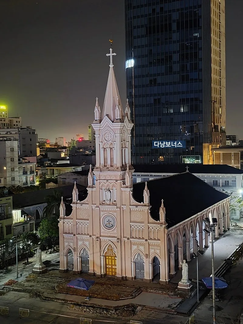 🇻🇳 Chuyến du lịch Đà Nẵng của ba mẹ con_ Nhà thờ hồng, tựa như ánh trăng được mây vẽ nên