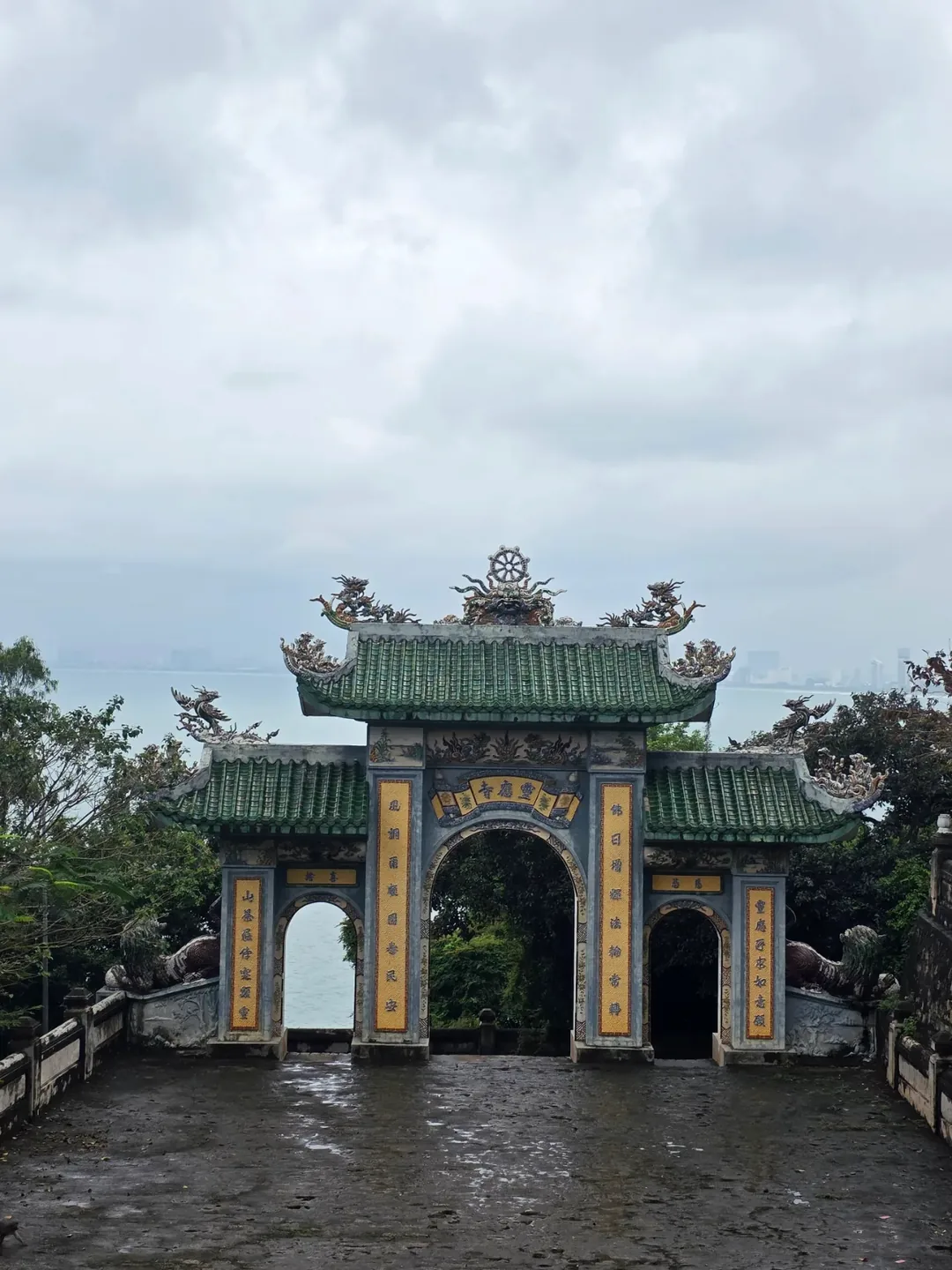 🇻🇳Chuyến du lịch Đà Nẵng của ba mẹ con_ Chùa Linh Ứng trong cơn mưa