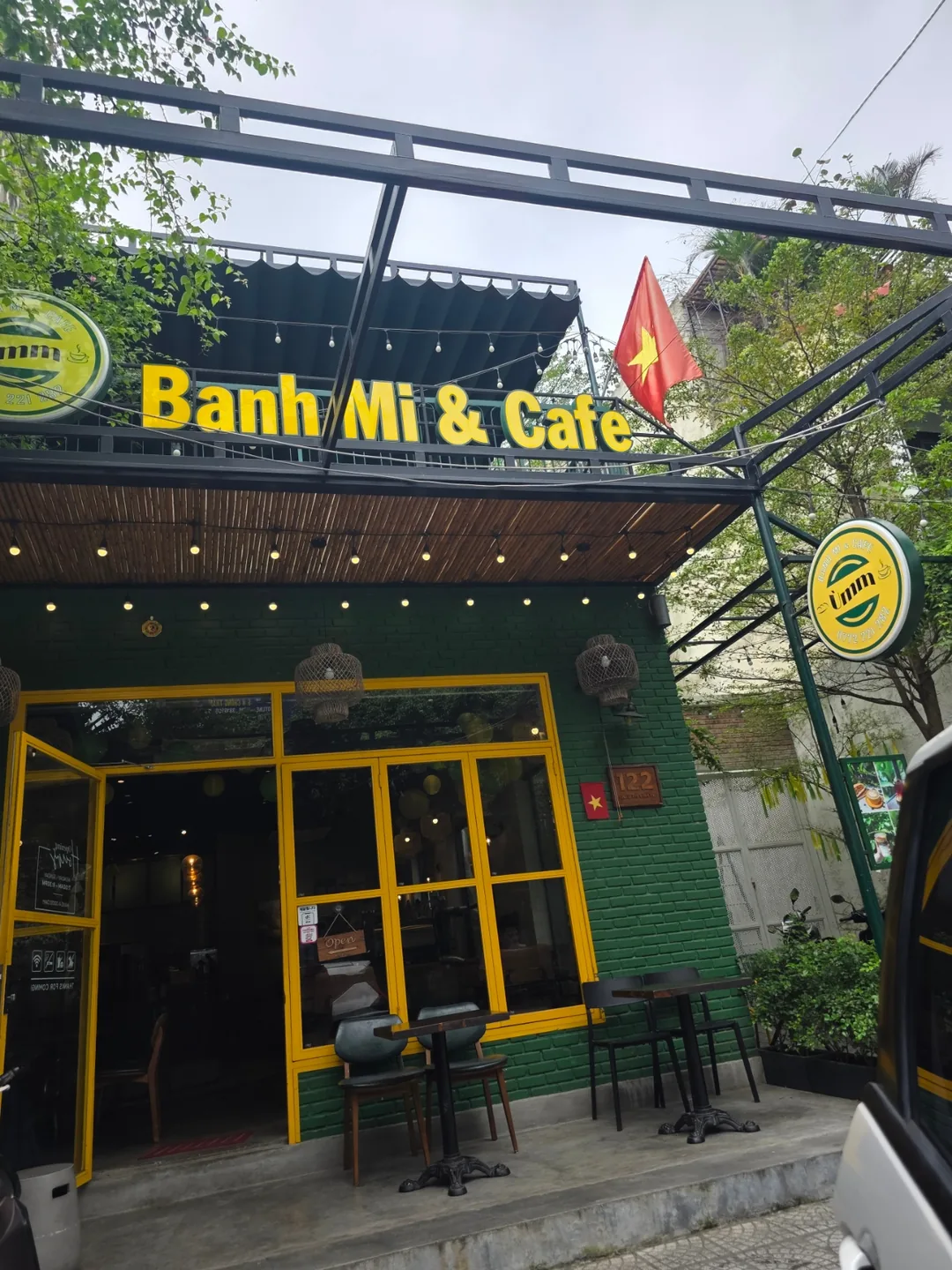 🇻🇳 Chuyến du lịch Đà Nẵng của ba mẹ con_ Quán bánh mì sạch sẽ Ùmm Banh Mi (Ùmm Banh Mi & Cafe - Chau Thi Vinh Te)