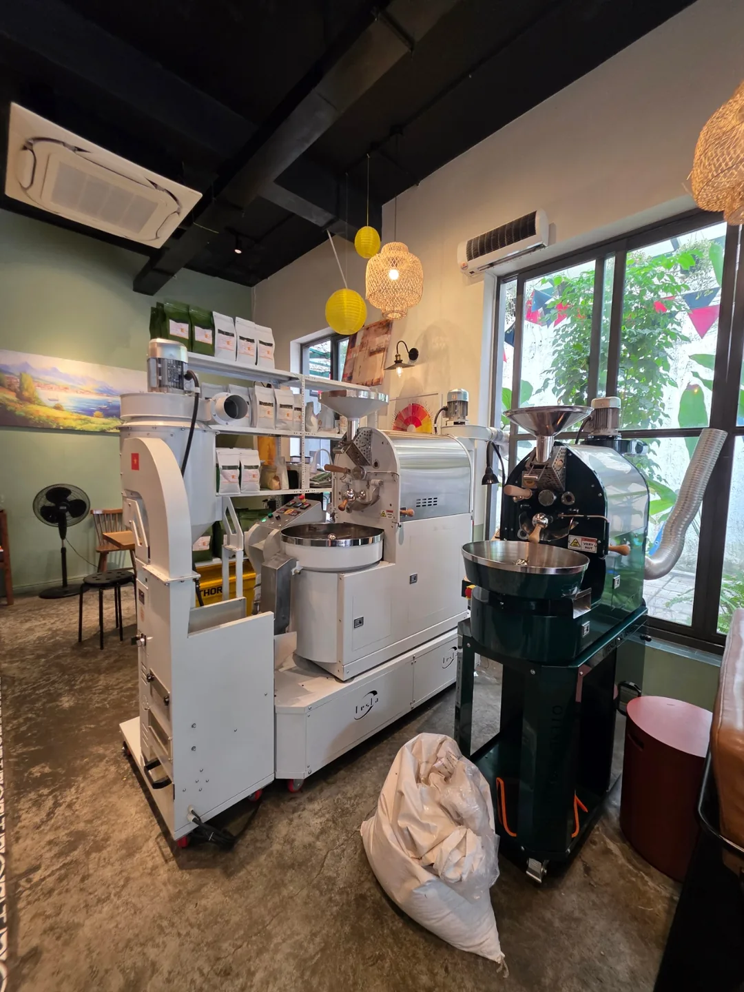 🇻🇳 Chuyến du lịch Đà Nẵng của ba mẹ con_ Quán bánh mì sạch sẽ Ùmm Banh Mi (Ùmm Banh Mi & Cafe - Chau Thi Vinh Te)