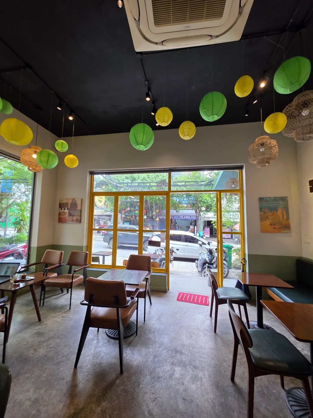 🇻🇳 Chuyến du lịch Đà Nẵng của ba mẹ con_ Quán bánh mì sạch sẽ Ùmm Banh Mi (Ùmm Banh Mi & Cafe - Chau Thi Vinh Te)