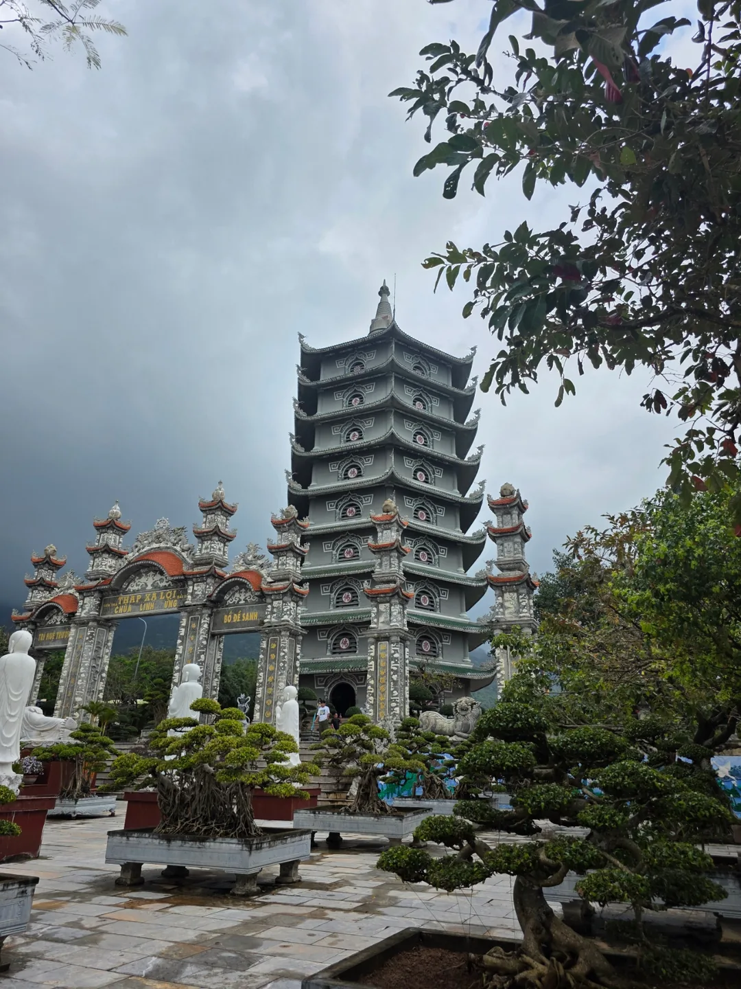 🇻🇳 Chuyến du lịch Đà Nẵng của mẹ và hai con gái_Chùa Yeongheungsa đang trong quá trình thi công