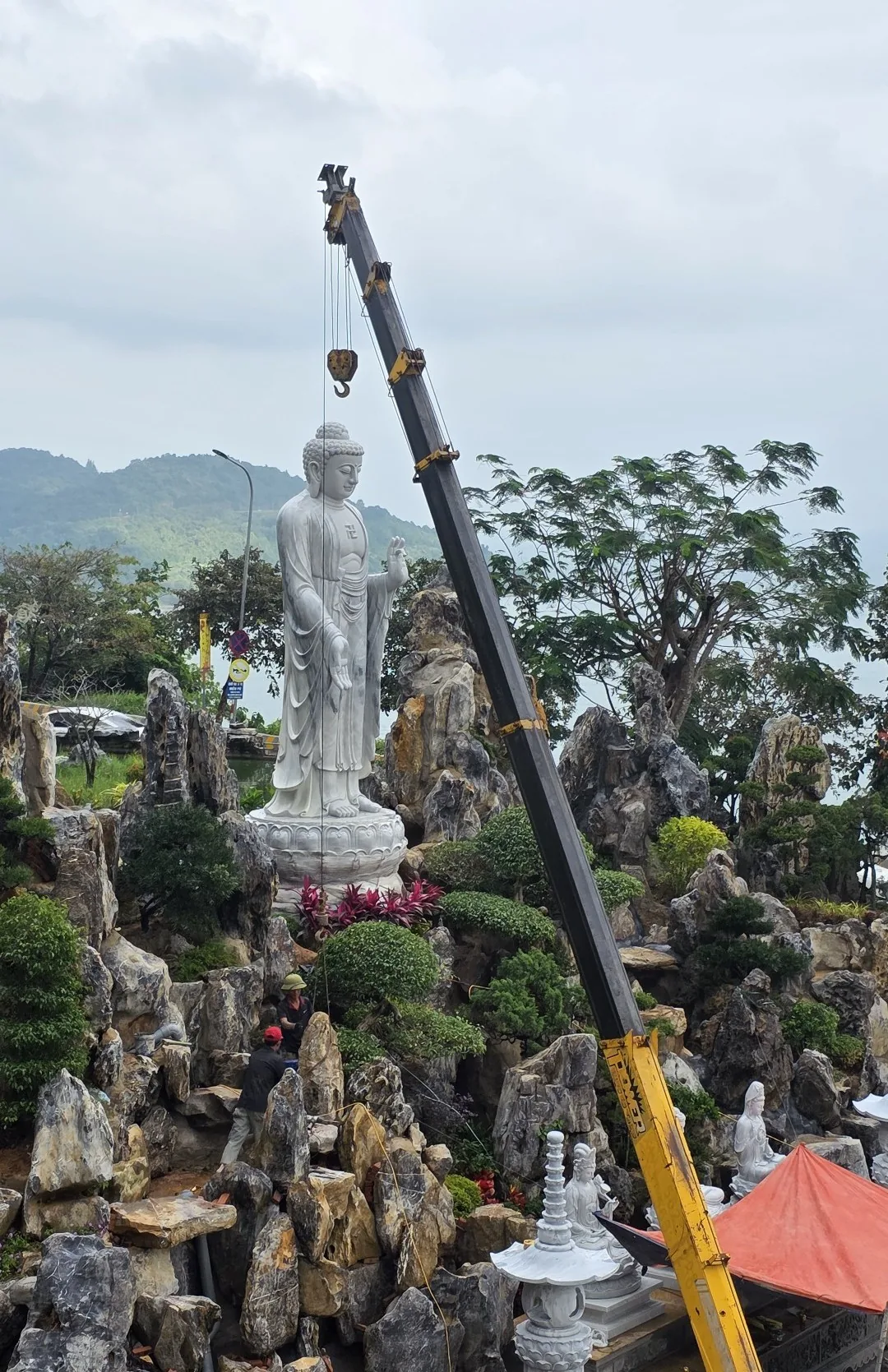🇻🇳 Chuyến du lịch Đà Nẵng của mẹ và hai con gái_Chùa Yeongheungsa đang trong quá trình thi công