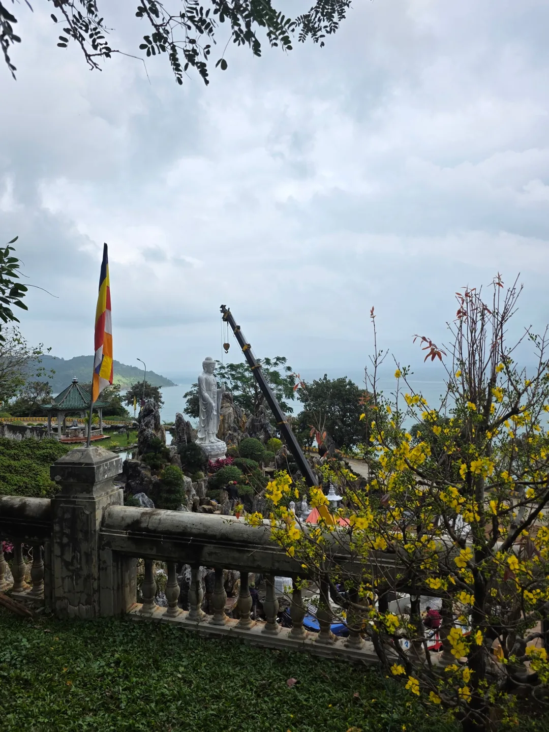 🇻🇳 Chuyến du lịch Đà Nẵng của mẹ và hai con gái_Chùa Yeongheungsa đang trong quá trình thi công