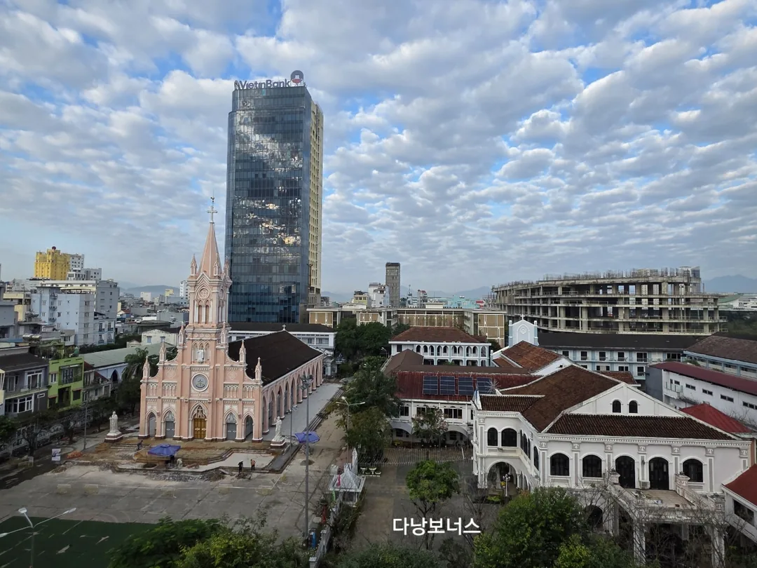 🇻🇳 Chuyến du lịch Đà Nẵng của mẹ và hai con gái_ Nhà thờ Hồng cũng đang thi công😱