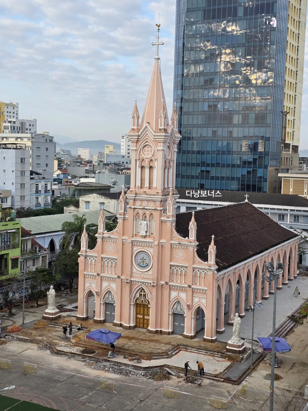 🇻🇳 Chuyến du lịch Đà Nẵng của mẹ và hai con gái_ Nhà thờ Hồng cũng đang thi công😱